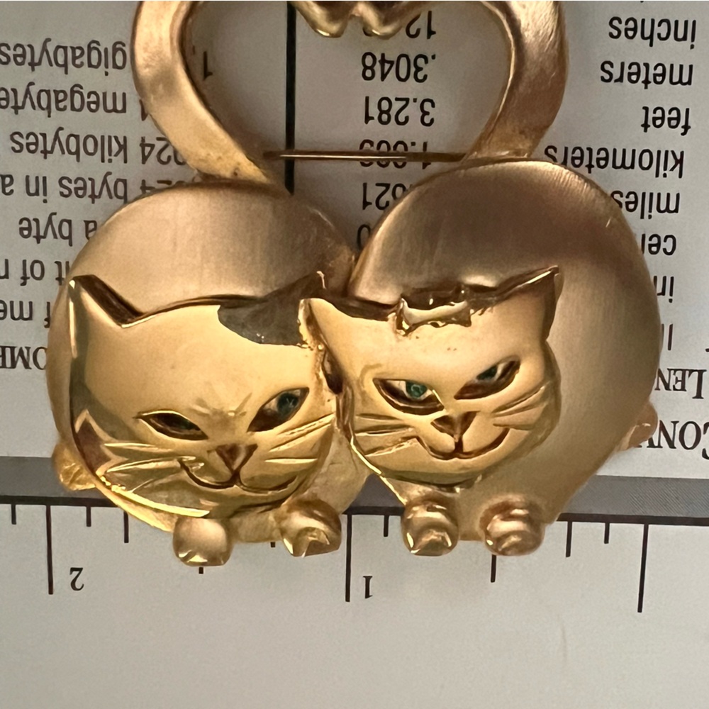 Vintage Cats Brooch Pin Ultra Craft Gold Tone Green Eyes Heart Love Signed - Picture 7 of 8